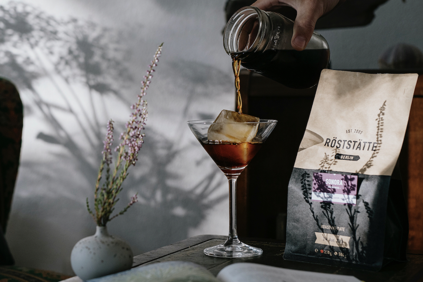 https://www.roeststaette.com/wp-content/uploads/2023/06/Cold-Brew-Kaffee_1440x660.002.jpeg